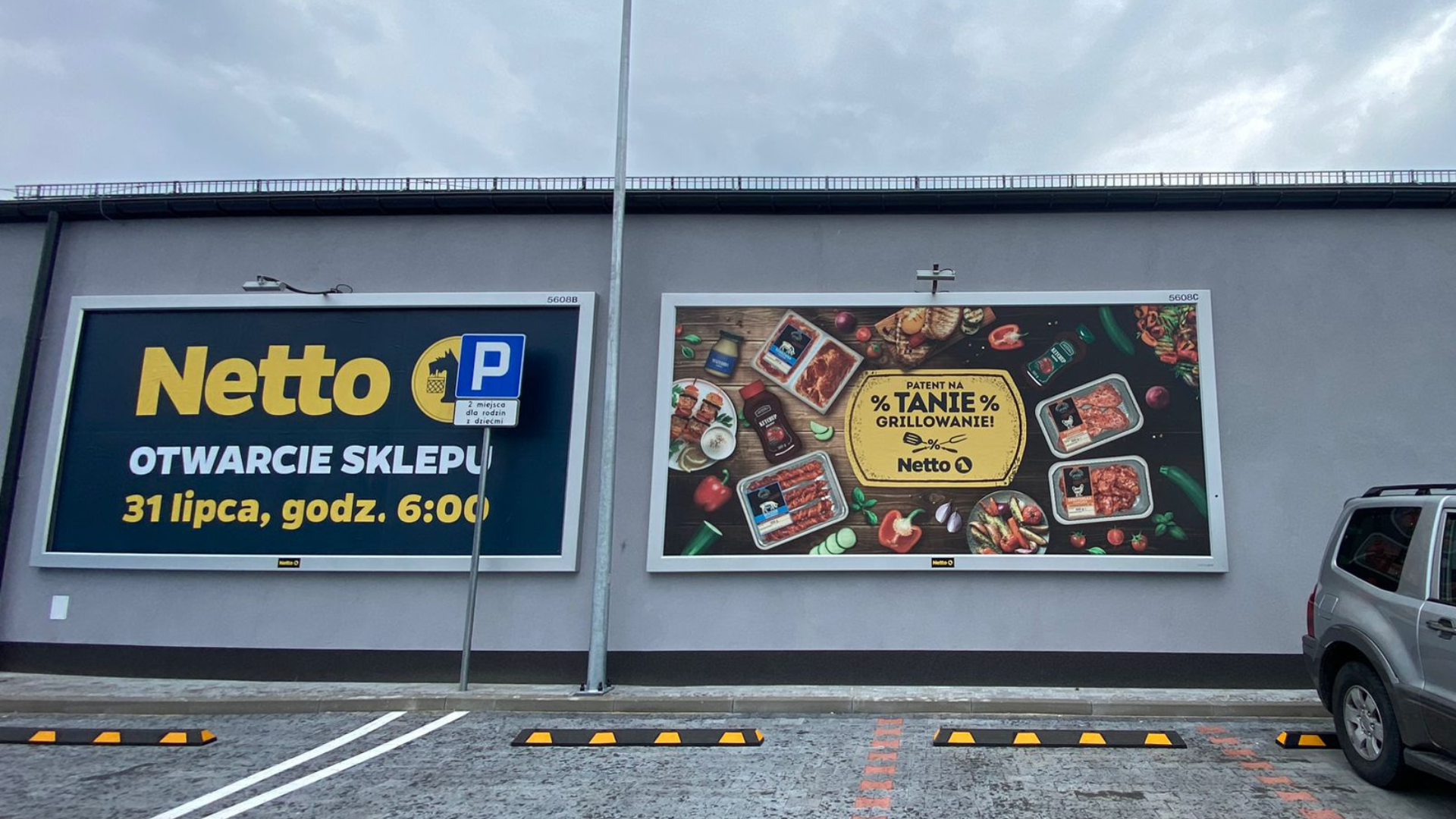 Nowoczesny system Wall Slim zamontowany na sklepie Netto – koniec z papierowymi bilbordami!