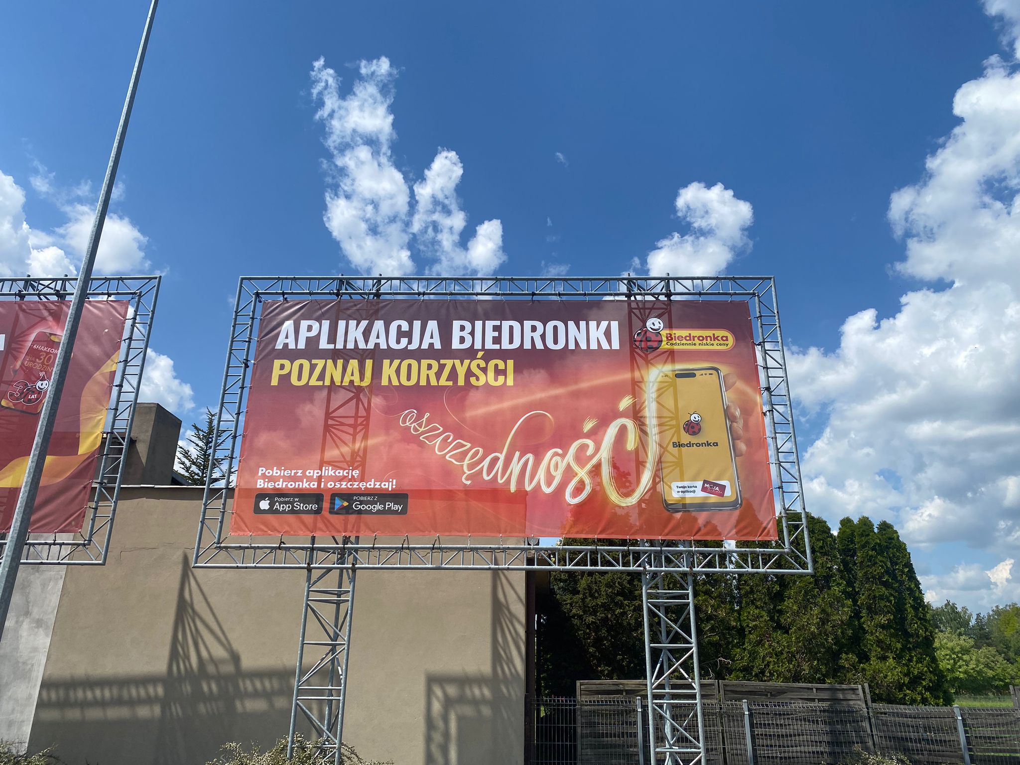 Montaż banera mesh dla Biedronki – Jeronimo Martins Polska S.A.