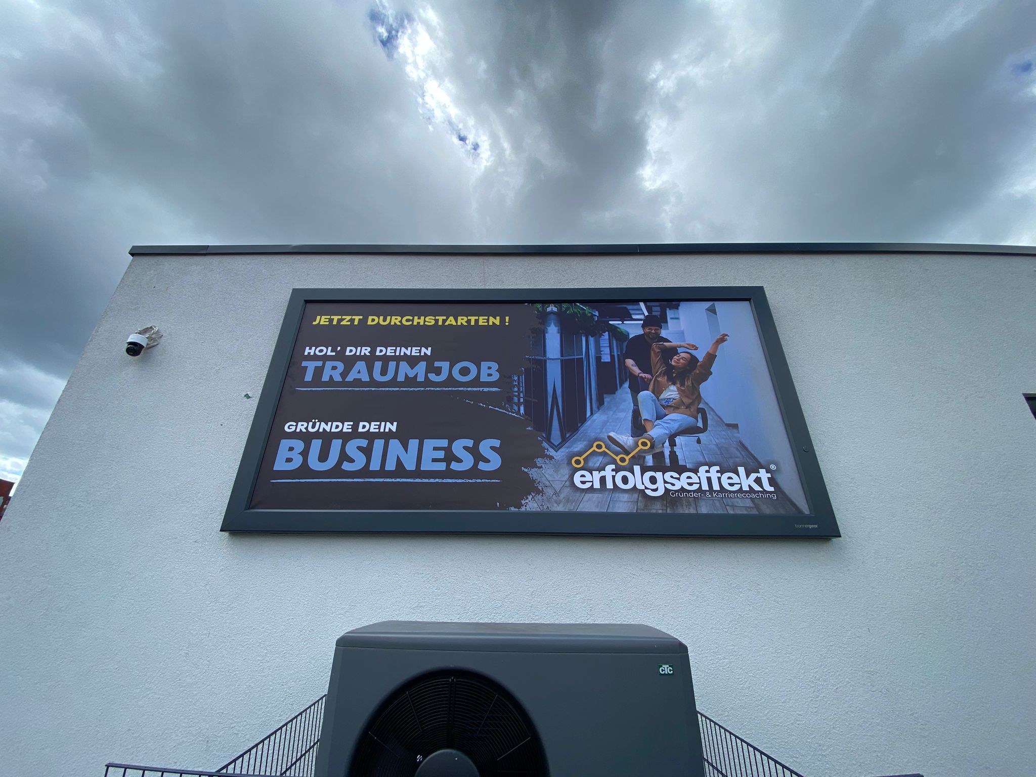 Montaż systemu Wall Slim w Niemczech – czarna rama, podświetlenie i pełen profesjonalizm!