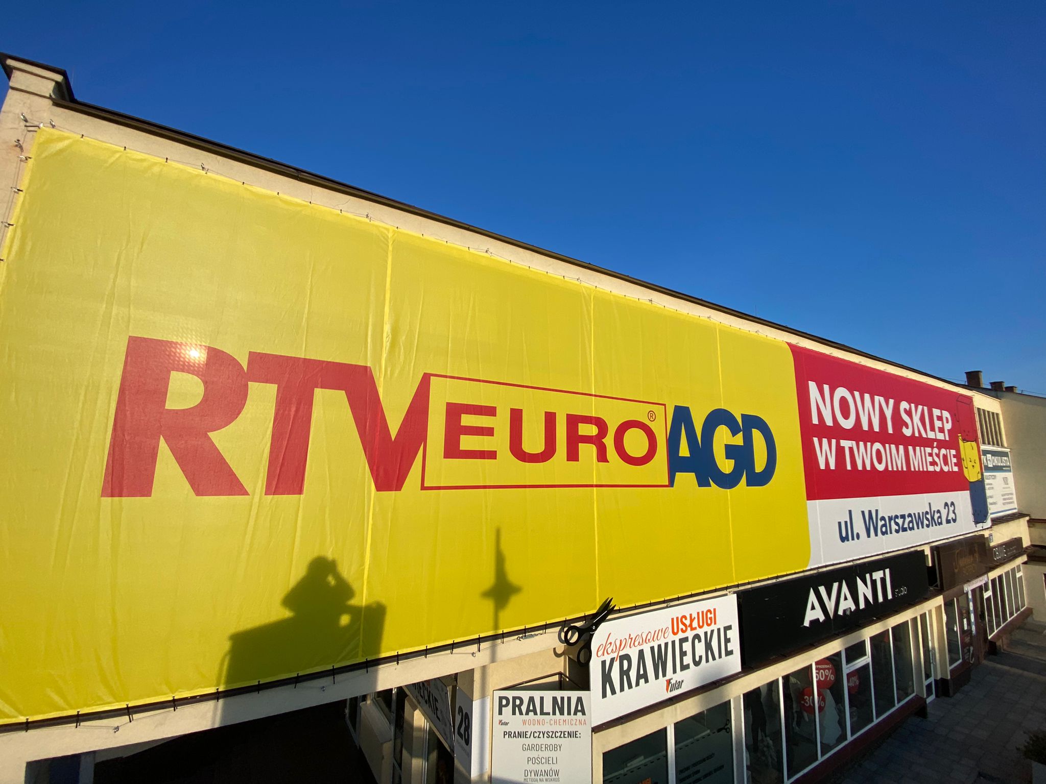 Reklama elewacyjna z siatki mesh aż 120 m² powierzchni reklamowej – realizacja wielkoformatowa